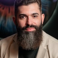 Alex Missiano em retrato, de terno claro