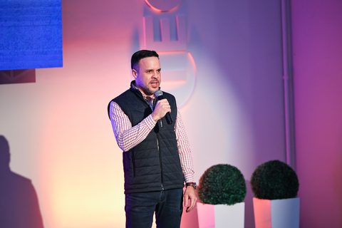 Gabriel Pavão no palco da Imersão A Chave, falando ao microfone