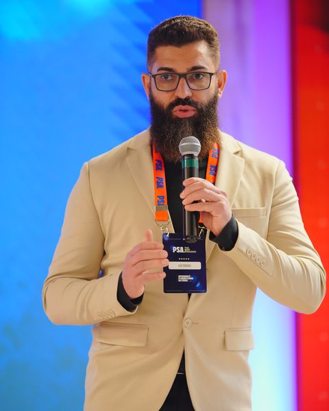 Alex Missiano conduzindo uma sessão no palco da Imersão
